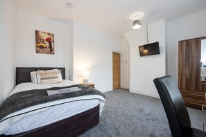 4 bedrooms, in-room safe, desk, iron/ironing board