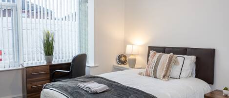 4 chambres, coffre-fort, bureau, fer et planche Ă repasser