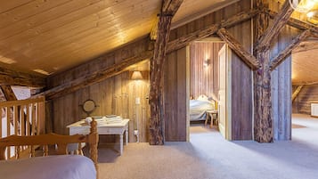 6 quartos, ferros/tåbuas de passar roupa, berço de viagem