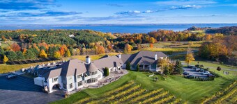 Dreamy Summer! Minutes to Beach,Wineries,10 RooftopHotTub,2King,Elevator,Parking