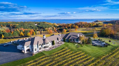 Sunny Dream! Minutes to Beach,Wineries,10 RooftopHotTub,2King,Elevator,Parking