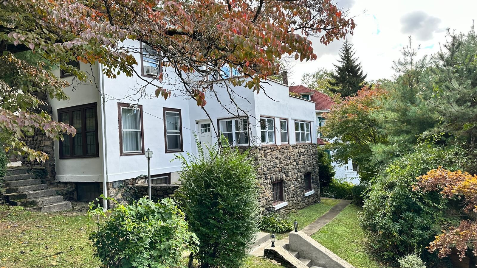 Peaceful Mansion in White Plains. Close to everything 