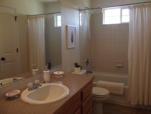 Shower, hair dryer, towels - Artsy, Colorado Cottage Vibe! (Fort Collins)