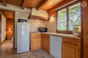 Fridge, microwave, oven, stovetop - Chalet Blika - LE Mandallaz (CREST VOLAND)