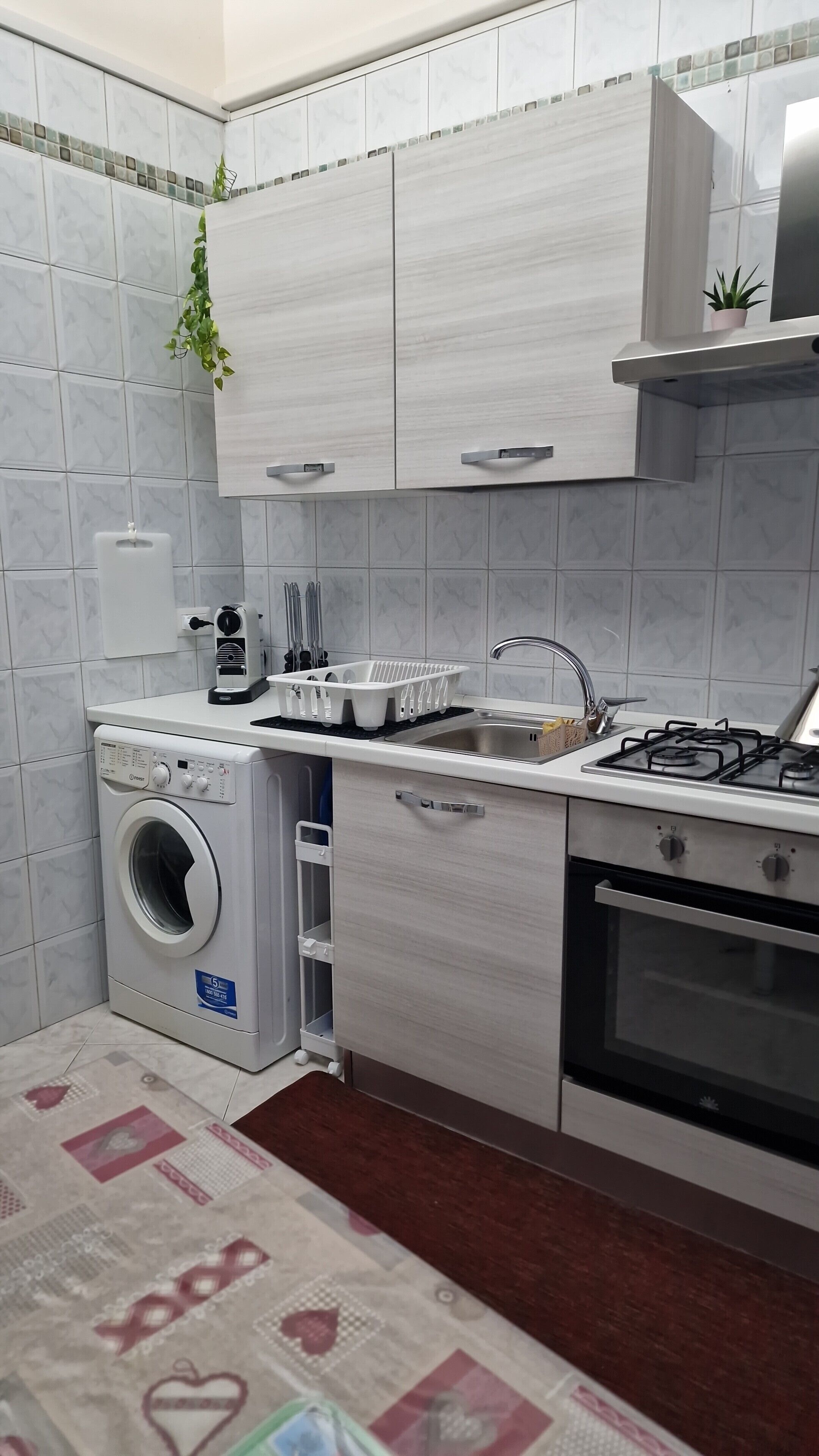 Kühlschrank, Ofen, Herdplatte, Wasserkocher mit Kaffee-/Teezubehör