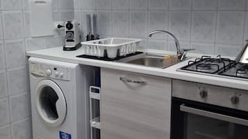 Kühlschrank, Ofen, Herdplatte, Wasserkocher mit Kaffee-/Teezubehör