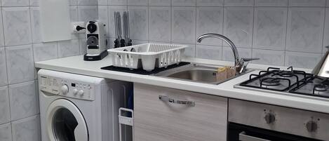 Kühlschrank, Ofen, Herdplatte, Wasserkocher mit Kaffee-/Teezubehör