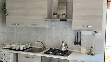 KĂŒhlschrank, Ofen, Herdplatte, Wasserkocher mit Kaffee-/Teezubehör