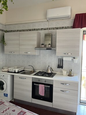 Fridge, oven, stovetop, coffee/tea maker