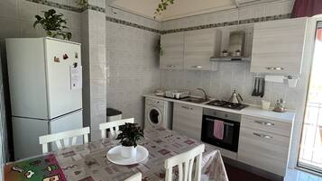 Frigorifero, forno, piano cottura, macchina per tè/caffè