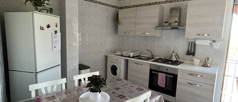 Frigorifero, forno, piano cottura, macchina per tè/caffè