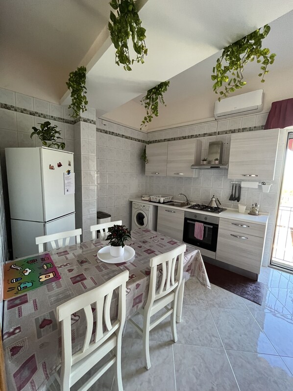 Fridge, oven, stovetop, coffee/tea maker