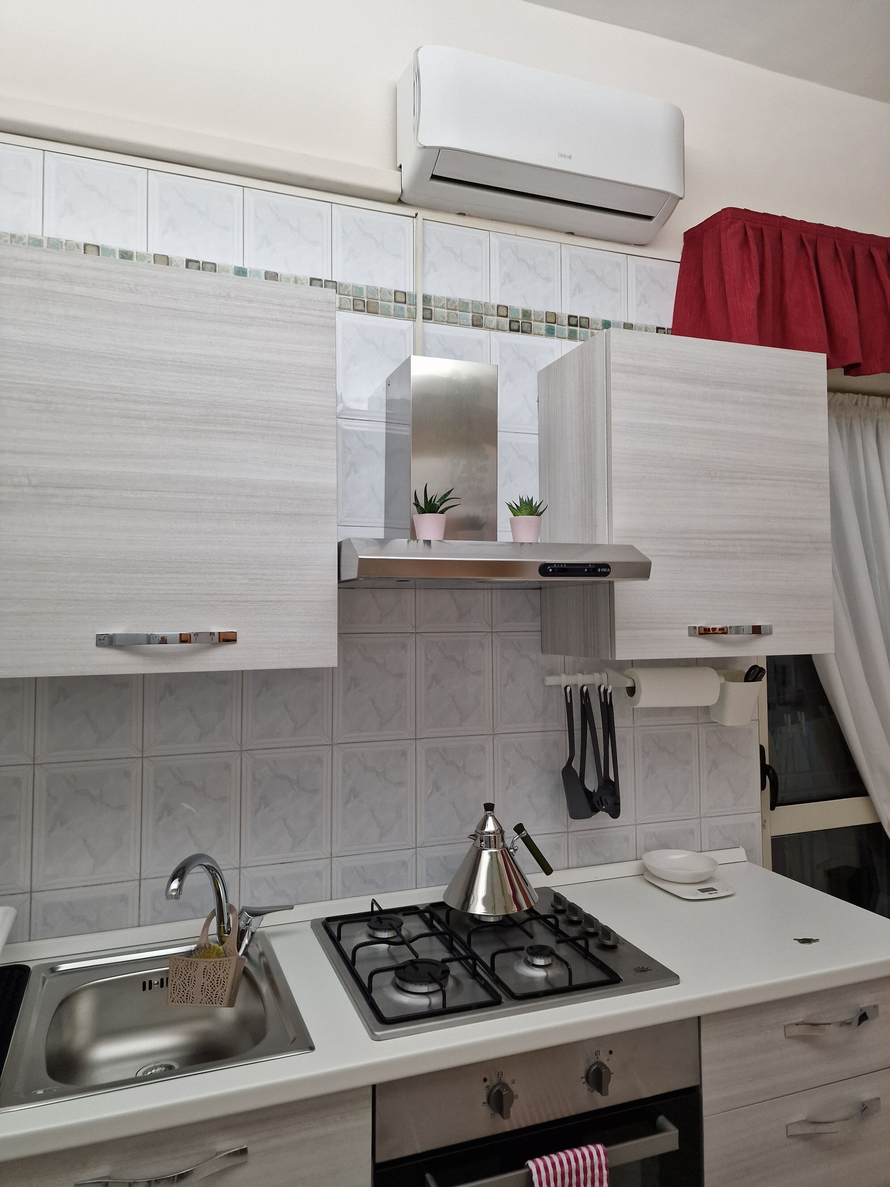 Fridge, oven, stovetop, coffee/tea maker