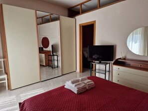 1 bedroom, desk, free WiFi, bed sheets