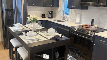 Frigorífico, microondas, horno y placa de cocina