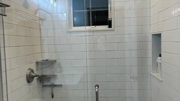 Sèche-cheveux, serviettes fournies, savon, papier toilette