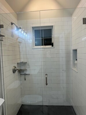 Hair dryer, towels, soap, toilet paper - Lake Winnipesaukee W/ Dock included. (Laconia)