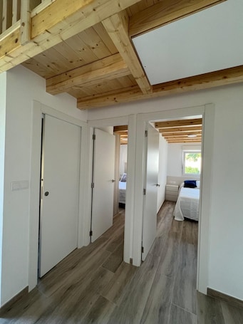 2 bedrooms, free WiFi, bed sheets. Casa nueva con vistas al mar y a la montaña