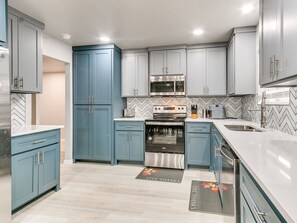 Réfrigérateur, micro-ondes, four, plaque de cuisson