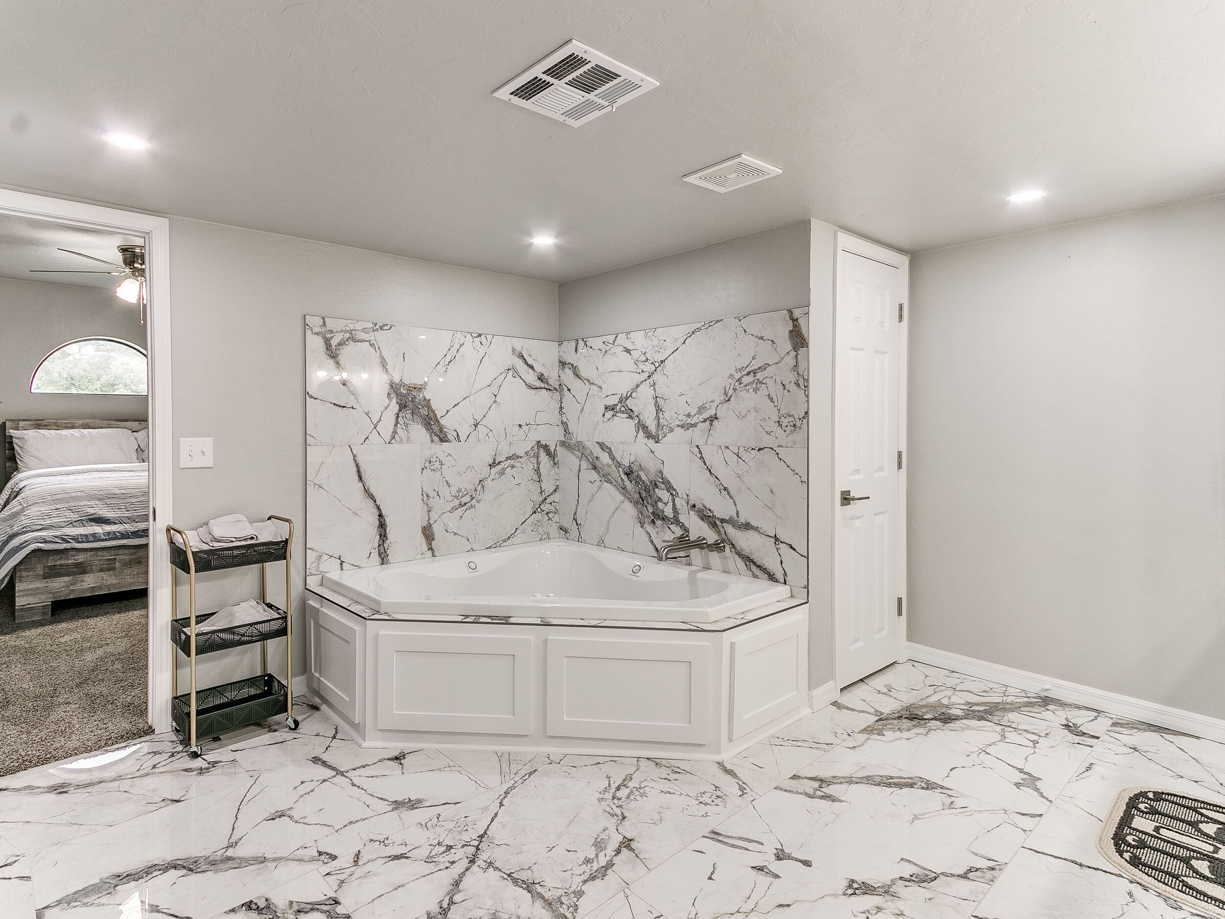 5 habitaciones, tabla de planchar con plancha, wifi y ropa de cama 