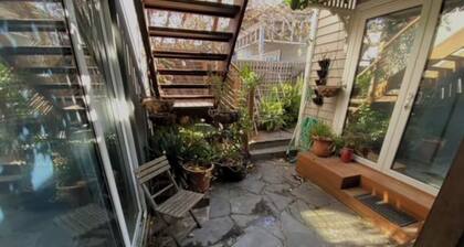 Delightful Private 1 bed apt, 1 min to train, cafes, shops