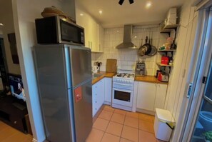 Private kitchen - Delightful Private 1 bed apt, 1 min to train, cafes, shops (Newport)