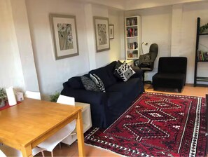 Living area - Delightful Private 1 bed apt, 1 min to train, cafes, shops (Newport)