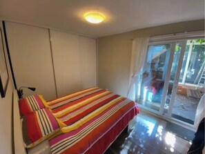 1 bedroom, iron/ironing board, WiFi, bed sheets - Delightful Private 1 bed apt, 1 min to train, cafes, shops (Newport)