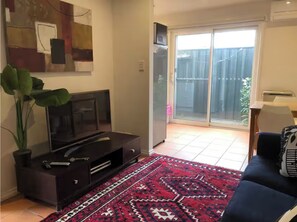 Living area - Delightful Private 1 bed apt, 1 min to train, cafes, shops (Newport)