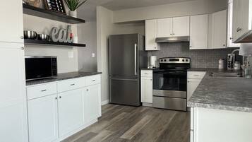 Refrigerador, microondas, horno y parrilla de estufa