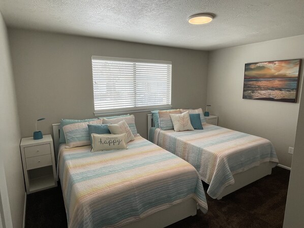 4 عدّة غرف نوم ومكواة/لوح كي وواي فاي وملاءات أسرّة