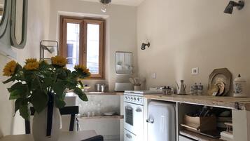 Réfrigérateur, four, plaque de cuisson, cafetiÚre/bouilloire