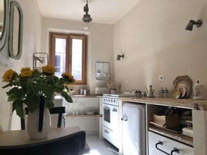 Frigorífico, horno, placa de cocina y cafetera o tetera