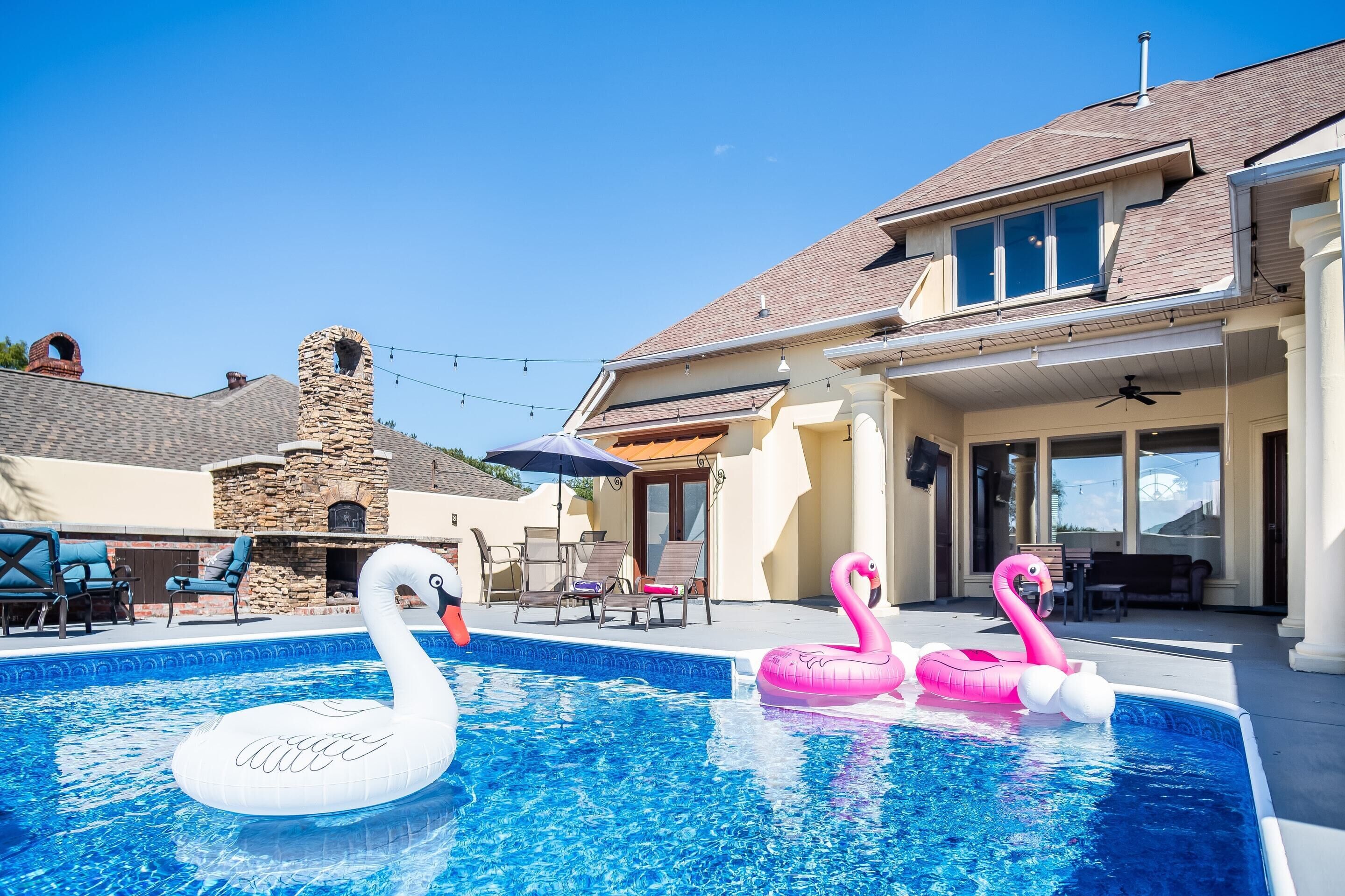 Airy Luxe+Sleeps 11+Pool+Game Room+Pool Table