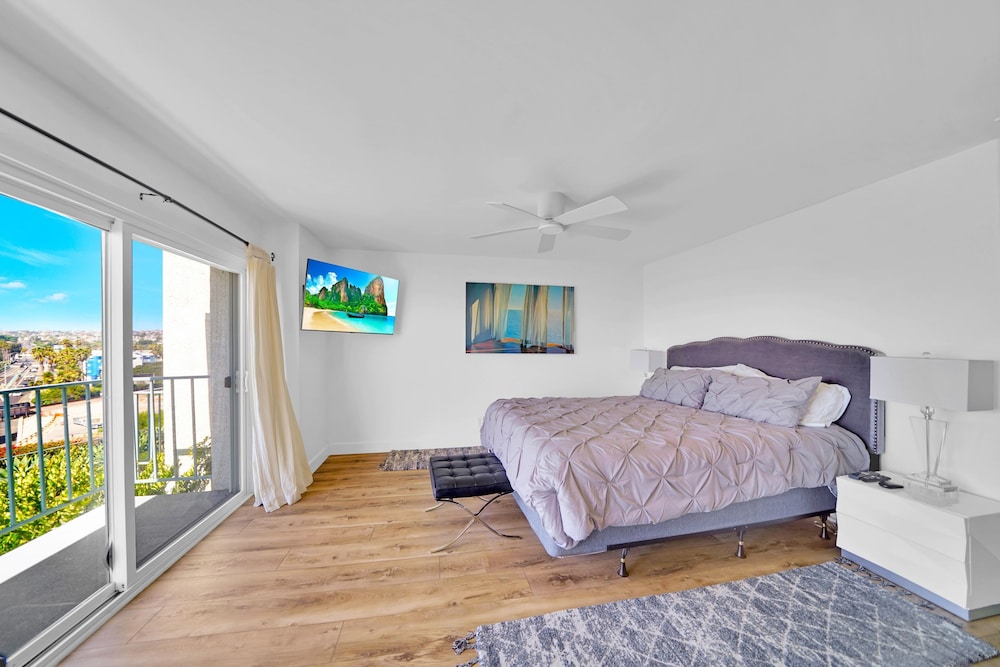 NEW LISTING! White Water & HARBOR VIEWs! Close to Restaurants, Beach