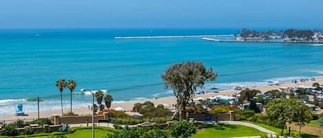Una spiaggia nelle vicinanze