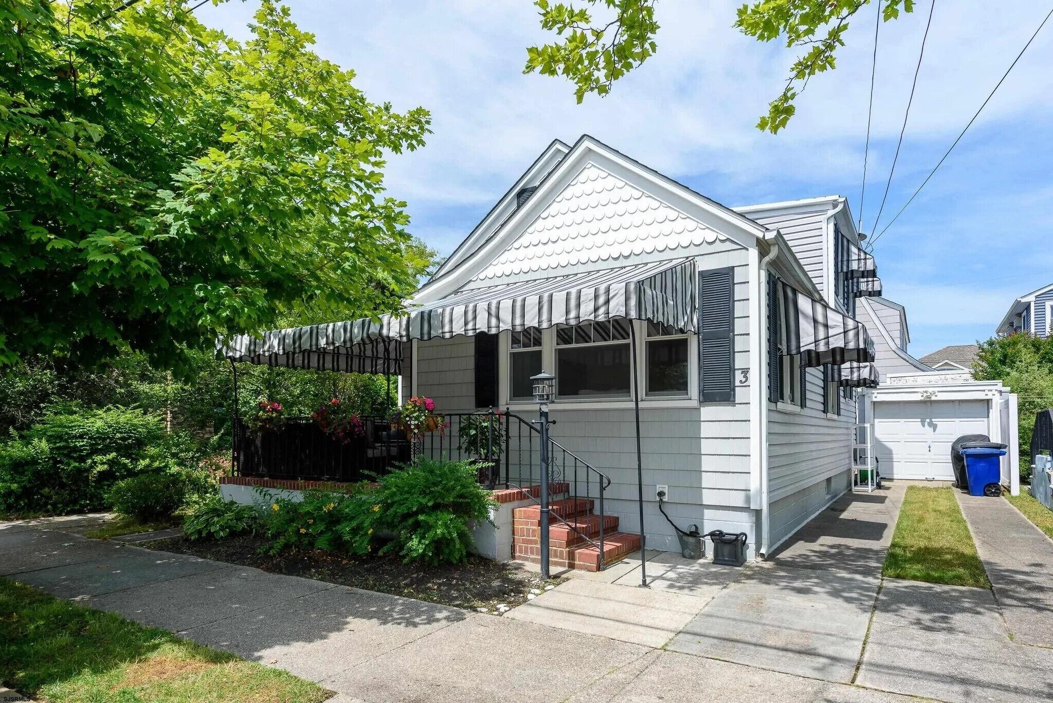 Cute, cozy, and 2 blocks from everything! Off season and summer months available