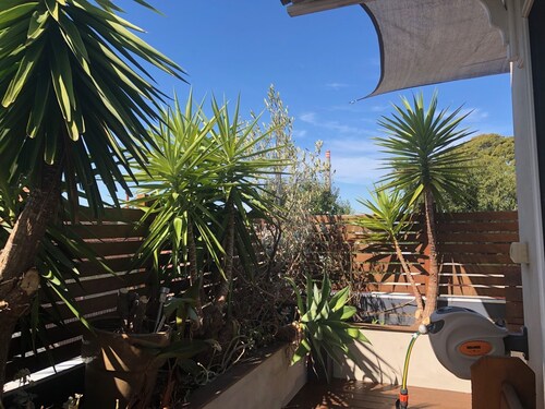 Garden Studio - Top Location, 1 min walk to train, shops, cafes & bars. 
