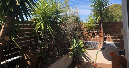 Garden Studio - Top Location, 1 min walk to train, shops, cafes & bars.