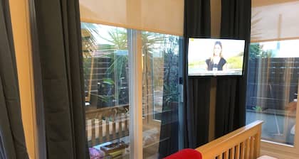 Garden Studio - Top Location, 1 min walk to train, shops, cafes & bars.