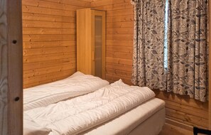 3 bedrooms, travel crib, internet