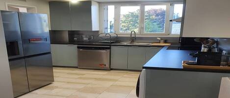 Køleskab, ovn, kogeplade, opvaskemaskine