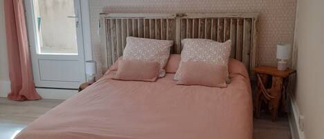 2 bedrooms, desk, travel cot, WiFi