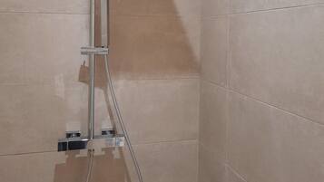 Douche, sĂšche-cheveux, serviettes fournies, savon