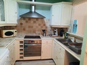 Een koelkast, een microgolfoven, een oven, een kookplaat