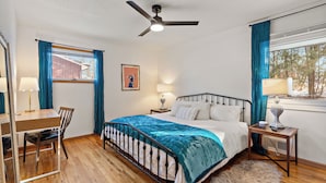 Une chambre à coucher avec un lit, un bureau et une chaise.
