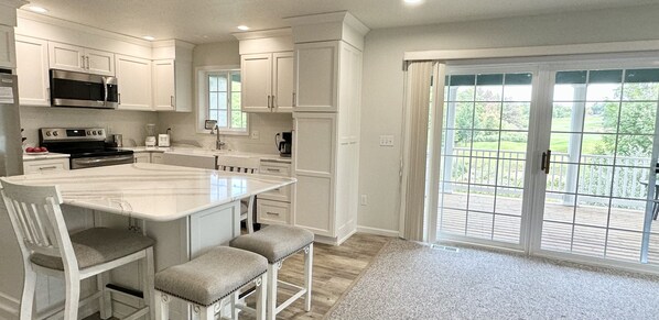 冷蔵庫、電子レンジ、オーブン、コンロ