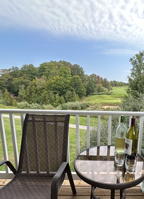 Outdoor dining - Cozy & Private 2 Bedroom / Chief Golf Cottages Upper Condo / Spectacular Views! (Bellaire)