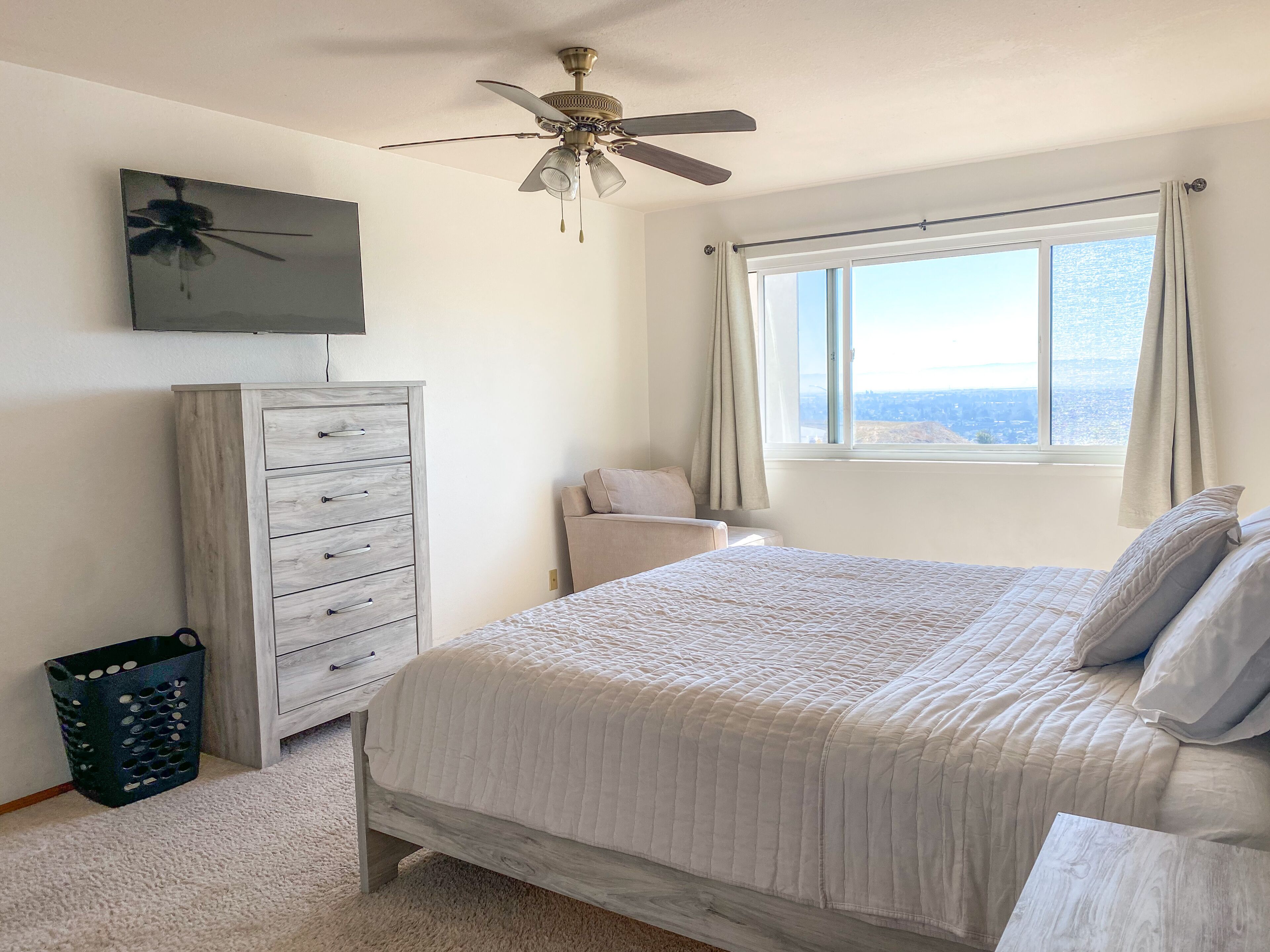 Cozy Condo With Bay Views