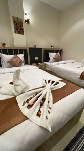 Hypo-allergenic bedding, in-room safe, free WiFi, bed sheets - LOCANDA Pyramids Hotel (Giza)